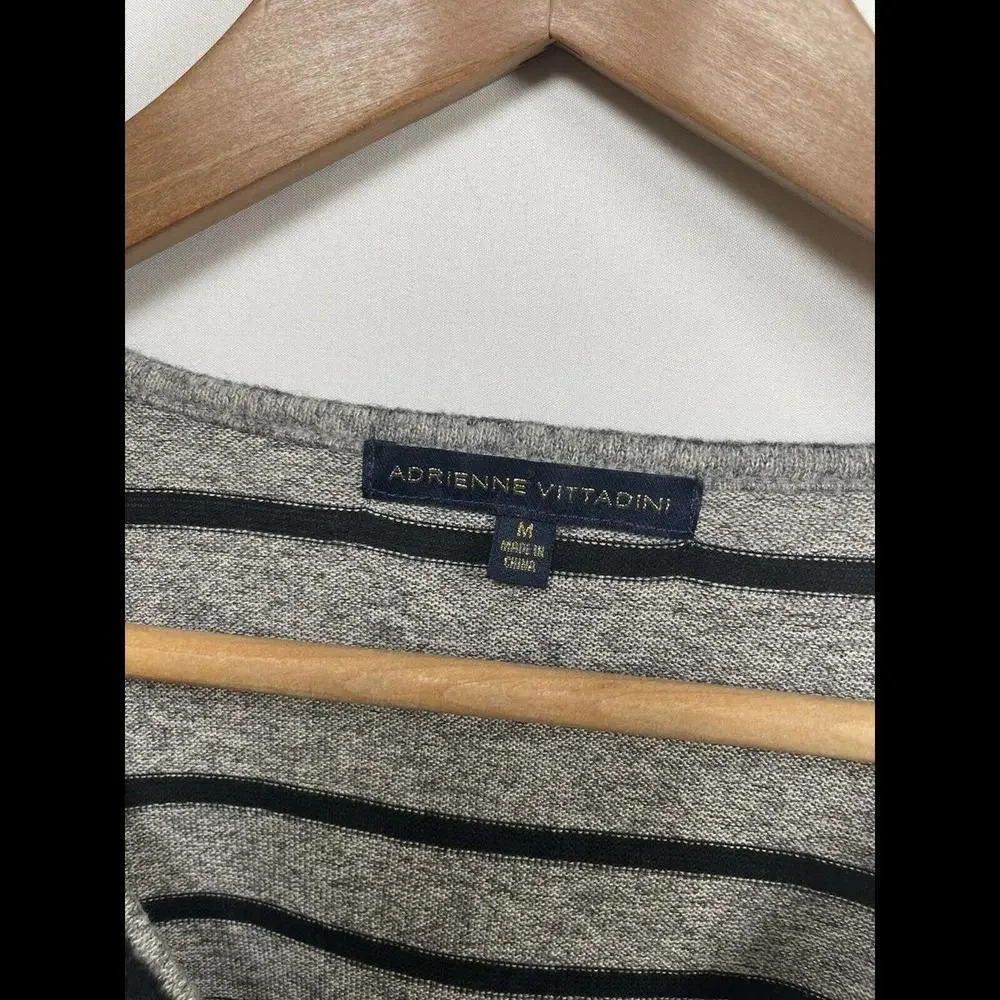 Women’s Adrienne Vittadini V-neck Gray Striped Sweater, Lace Accent, Size Medium - Picture 3 of 5